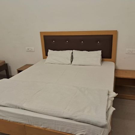 Rk Lawns Hotel Gonda Kültér fotó