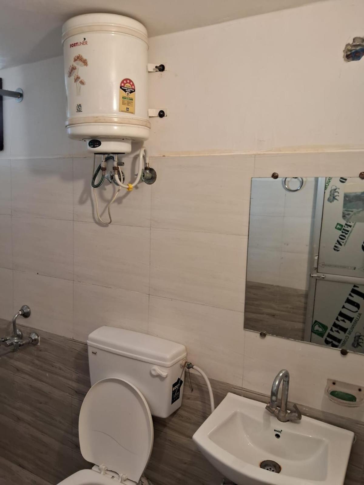 Rk Lawns Hotel Gonda Kültér fotó