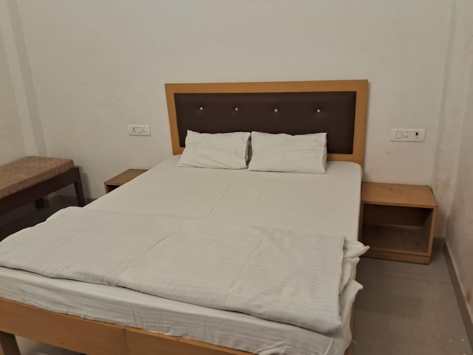 Rk Lawns Hotel Gonda Kültér fotó